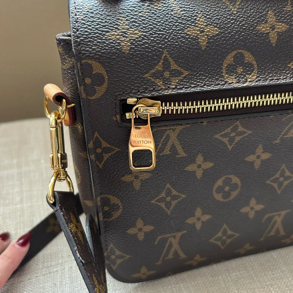 Louis Vuitton Monogram Pochette Metis